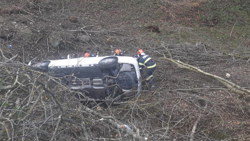 Accident pe Valea Oltului: 4 oameni au căzut cu maşina în prăpastie, dar au scăpat, ca prin minune, nevătămaţi. Şoferul de 70 de ani izbise un cap de pod