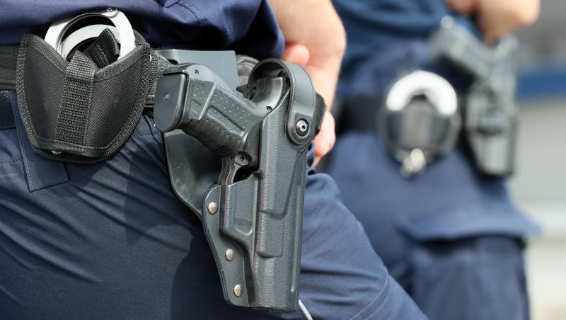 Scandal în familie, oprit cu focuri de armă. Un bărbat beat de 33 de ani le-a dat de furcă poliţiştilor din Arad