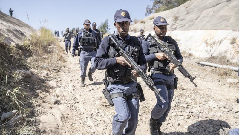 Șapte suspecți de crimă, linșați și arși de vii în Africa de Sud. Li s-a pus un "colier de foc" la gât