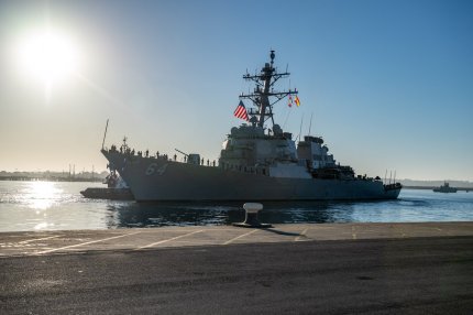 Distrugătorul american USS Carney