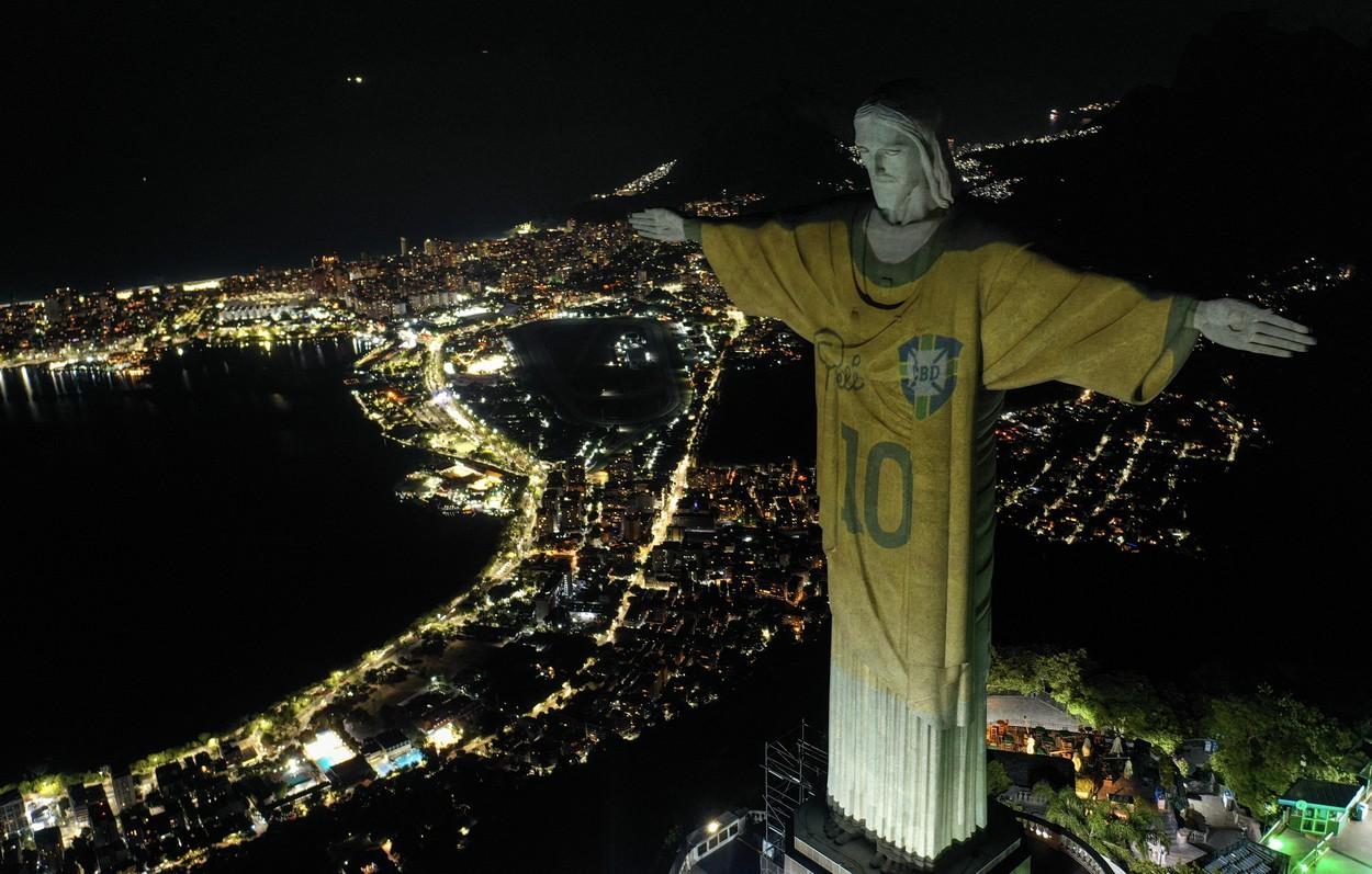 Statuia Hristos Mântuitorul din Rio de Janeiro, îmbrăcată cu tricoul lui Pele