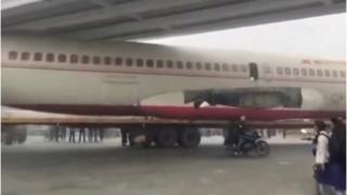Un avion a rămas ore bune blocat sub un pod din India, după ce șoferul care-l tracta cu un camion a încercat să-l "strecoare" pe acolo
