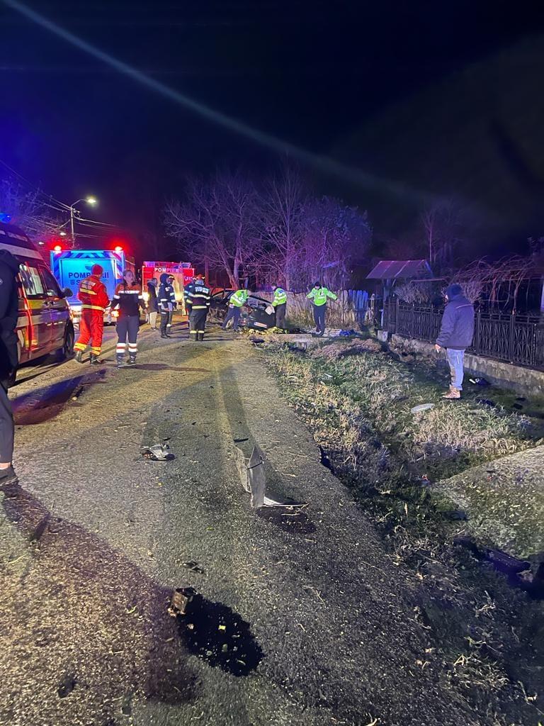 Şofer de 29 de ani cu permisul suspendat, mort după ce s-a răsturnat cu maşina, în Mehedinţi. Un pasager de 20 de ani a fost rănit