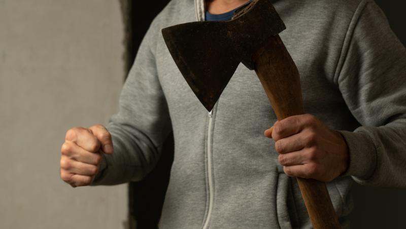 Un bihorean a dat buzna cu un topor în casa fostei iubite. După ce n-a găsit-o acasă, s-a întâlnit cu ea pe stradă şi i-a furat telefonul