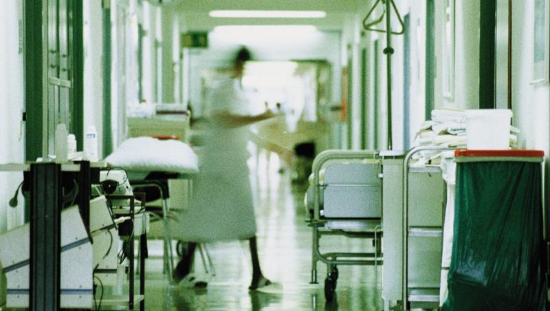 O femeie de 25 de ani din Arad a murit la naștere, după ce a ajuns la spital cu o viroză netratată. Medicii nu i-au putut salva nici copilul