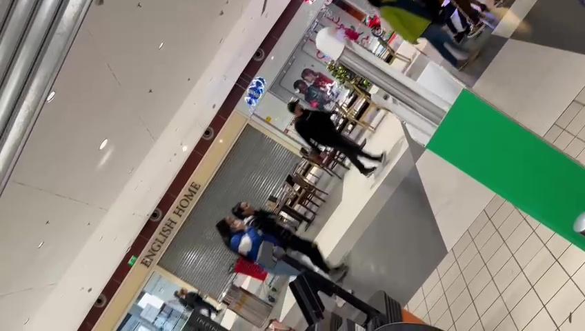 "Ieșiți afară că a luat foc!" Incendiu în mall-ul Sun Plaza din Capitală. 150 de oameni, luaţi prin surprindere de alarmele de fum
