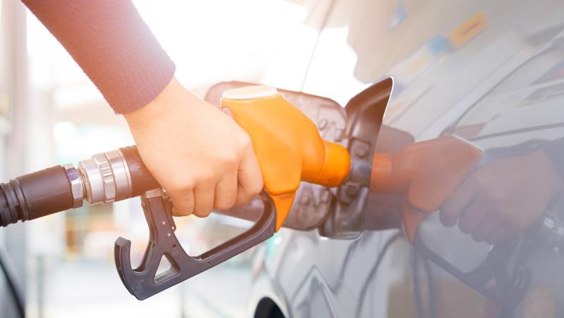 A furat numerele de înmatriculare ale altei maşini şi a alimentat la 6 staţii PECO fără să plătească. Tânărul de 23 de ani din Dâmboviţa, reţinut