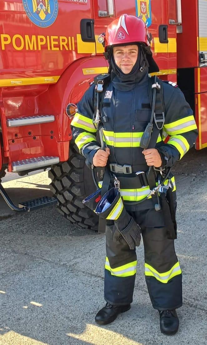 Un pompier aflat în timpul liber a pătruns într-o casă în flăcări şi a salvat viaţa unui bărbat, în Neamţ. Incendiul ar fi izbucnit de la o lumânare