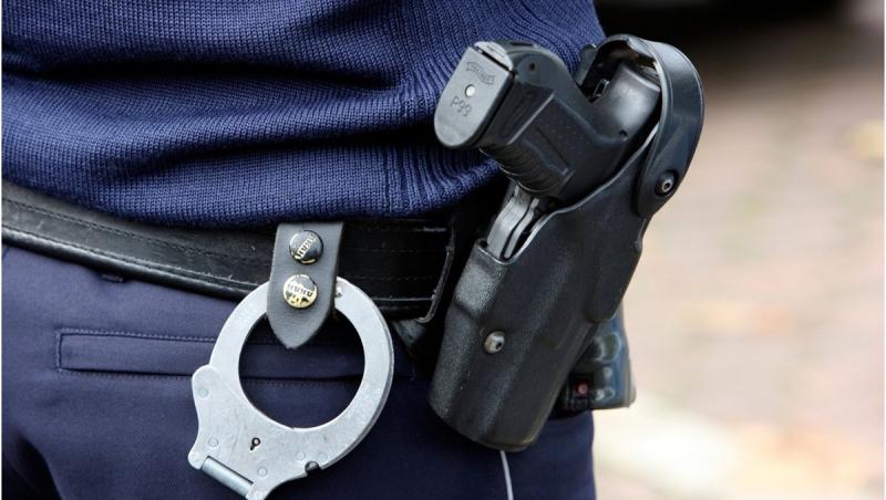 Un polițist criminalist din Galați s-a rănit la mână, după ce arma pe care o expertiza s-a rabatat automat. A fost operat de urgență