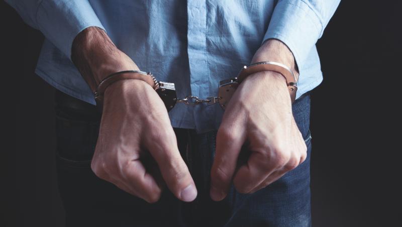 Bărbat din Hunedoara, arestat preventiv pentru că a tras cu arma de vânătoare după ce s-a șicanat în trafic cu un alt șofer