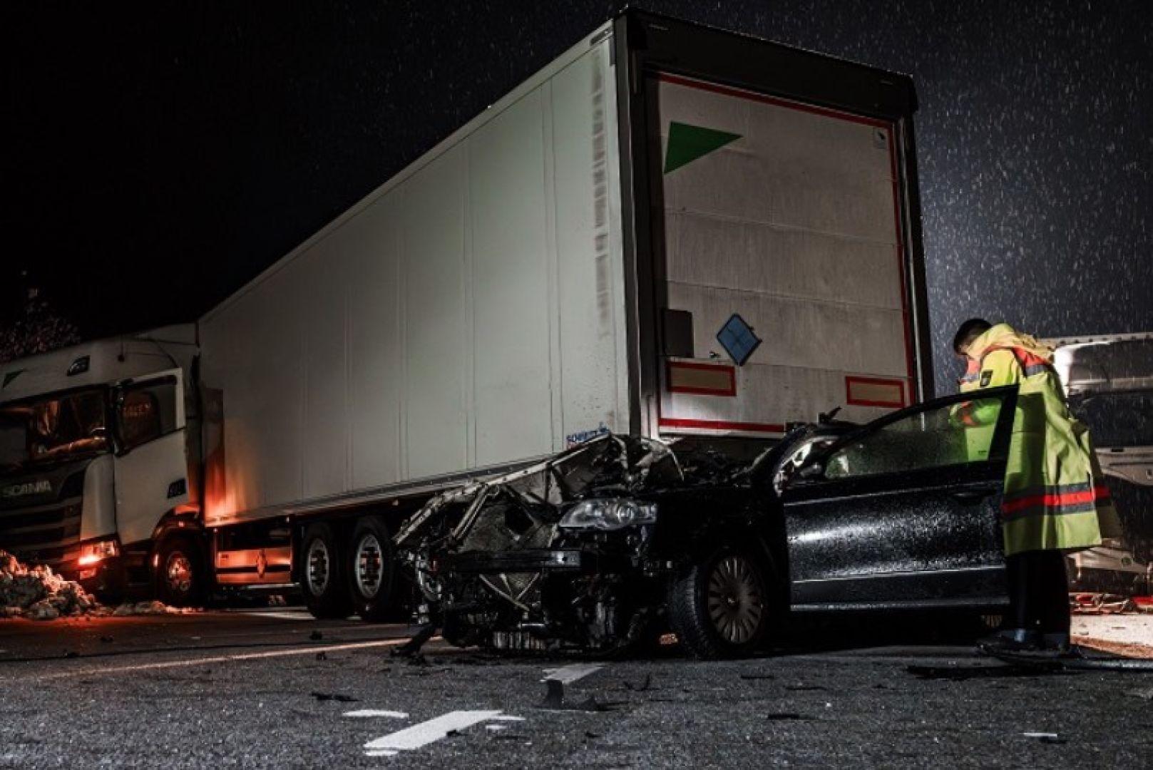 Doi români au murit striviţi într-un accident cumplit în Germania. S-au izbit din plin de un TIR parcat lateral pe şosea