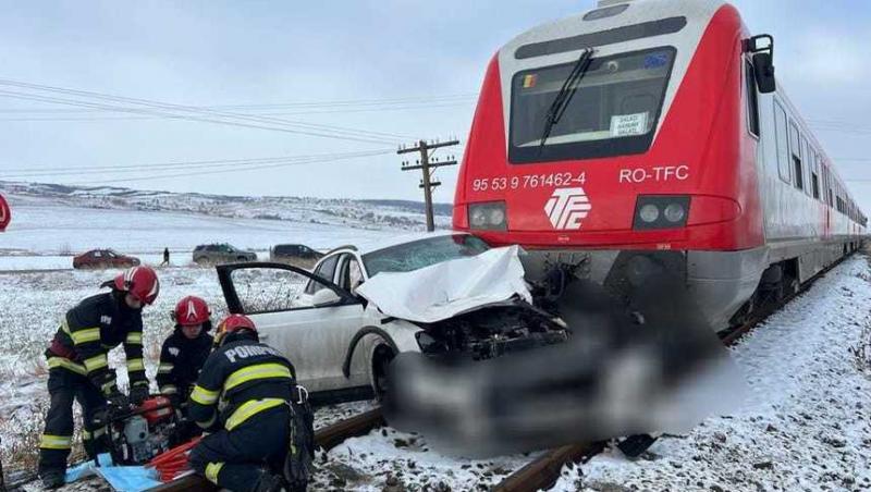 Maşină spulberată de un tren, târâtă 150 de metri şi izbită de un parapet, în Vaslui. Pasagerii din vehicul au scăpat nevătămaţi