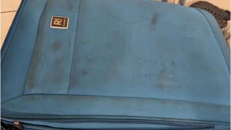 Un angajat al unui aeroport din UK, concediat după ce a scris un mesaj jignitor pe bagajul unui bebeșuș de 7 luni. Ce l-a supărat