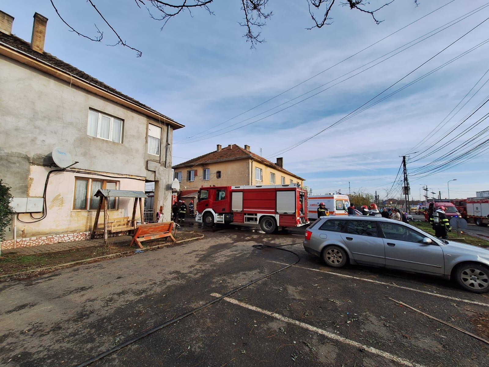 Doi adulţi şi doi copii, cu arsuri grave la spital după o explozie într-un apartament din Timiş. Alte 45 de persoane s-au evacuat