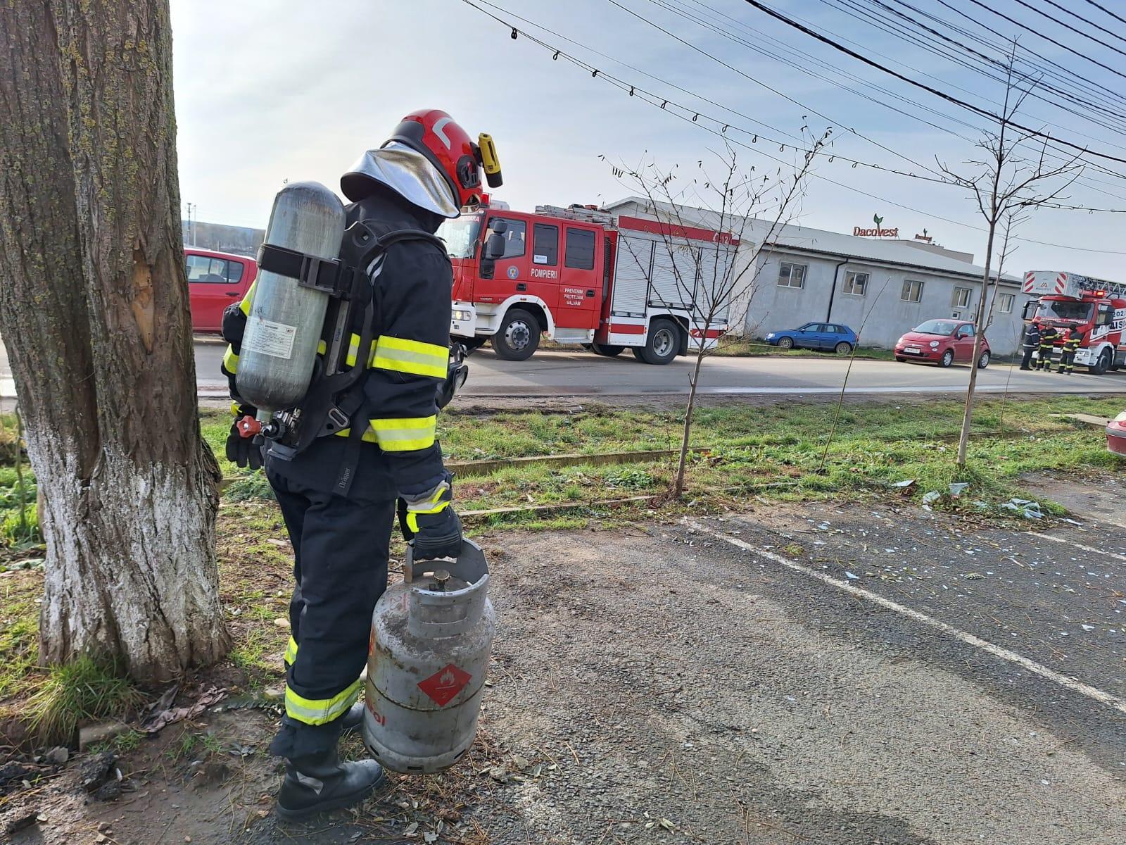 Doi adulţi şi doi copii, cu arsuri grave la spital după o explozie într-un apartament din Timiş. Alte 45 de persoane s-au evacuat