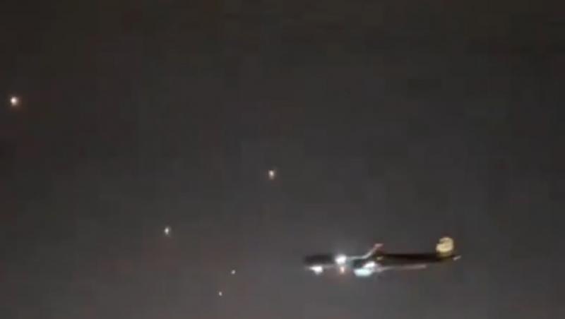 Imagini virale cu un avion de pasageri care aterizează pe aeroportul din Tel Aviv, printre rachetele trase din Gaza