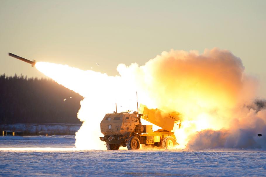 sistem de rachete HIMARS în timpul unor exerciții în Alaska sistem de rachete HIMARS în timpul unor exerciții în Alaska