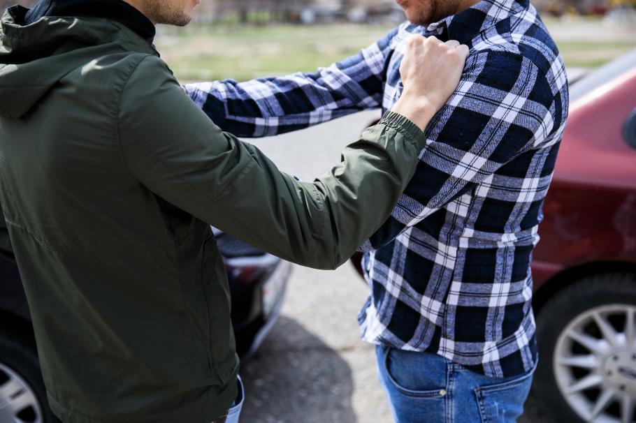 bătaie între doi bărbaţi bătaie între doi bărbaţi