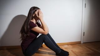 O adolescentă de 17 ani din Cluj, violată de un bărbat de 44 de ani. Individul a pândit momentul când fata a rămas singură acasă și a dat buzna peste ea
