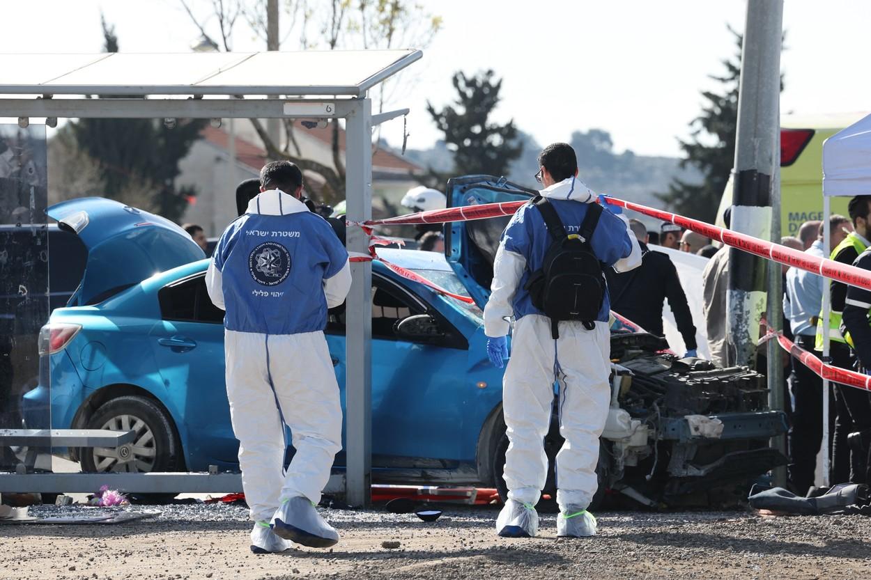 Doi morți, între care un copil, după ce un șofer a intrat cu mașina în mai mulți oameni, la o stație de autobuz din Ierusalim