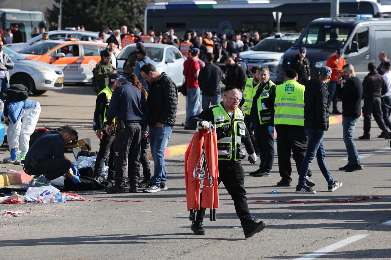 Doi morți, între care un copil, după ce un șofer a intrat cu mașina în mai mulți oameni, la o stație de autobuz din Ierusalim