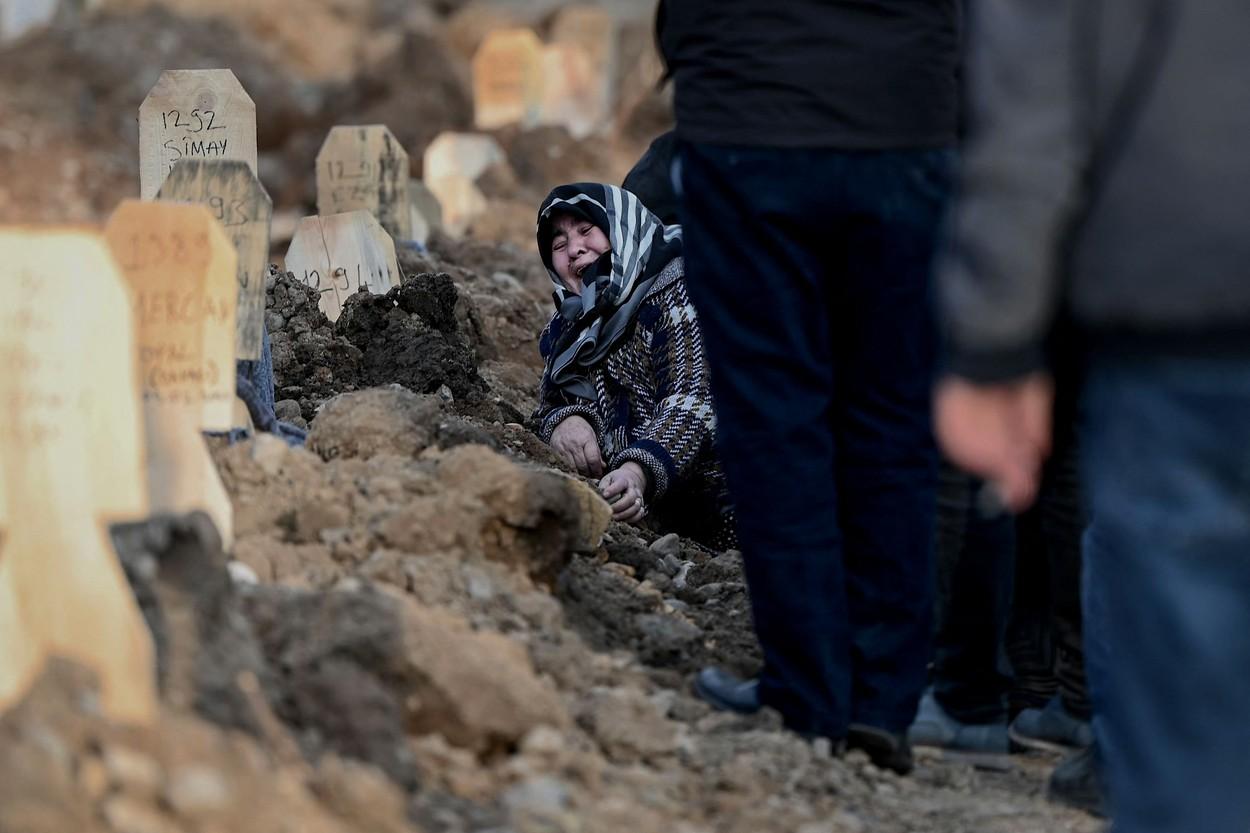 Cutremure în Turcia şi Siria: Bilanţul dezastrului a ajuns la peste 23.000 de morţi. Trupurile victimelor sunt adunate în stadioane şi parcări ca să fie identificate de rude