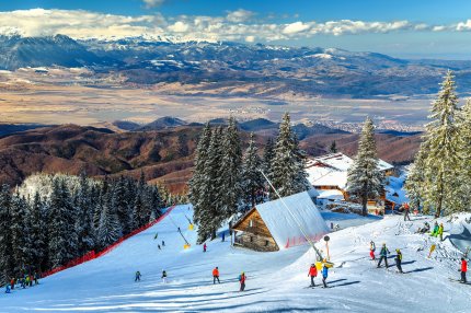 Cabane din lemn si partii spectaculoase de schi in Carpati, statiunea de schi Poiana Brasov, Transilvania, Romania