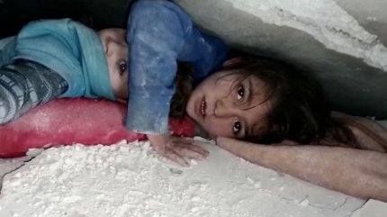 Povestea dramatică din spatele uneia dintre cele mai tulburătoare imagini după cutremurele din Turcia şi Siria