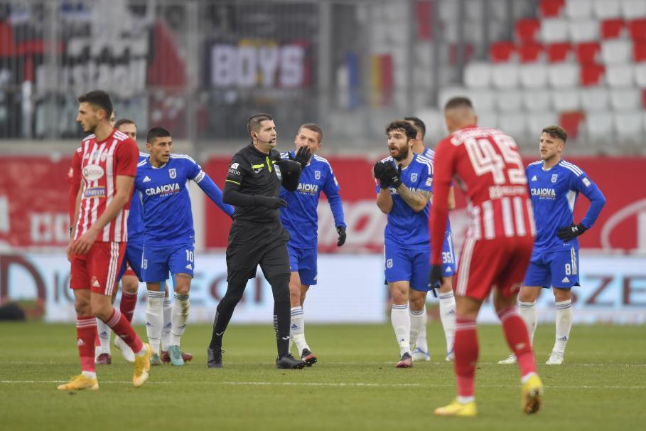 U Craiova 1948 a pierdut meciul cu Sepsi la "masa verde": partida a fost suspendată din cauza scandărilor fanilor U Craiova 1948 a pierdut meciul cu Sepsi la "masa verde": partida a fost suspendată din cauza scandărilor fanilor