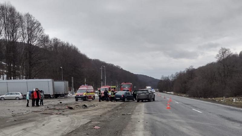 Accident violent cu 4 victime, în judeţul Braşov. O maşină scăpată de sub control a lovit alte două autoturisme parcate