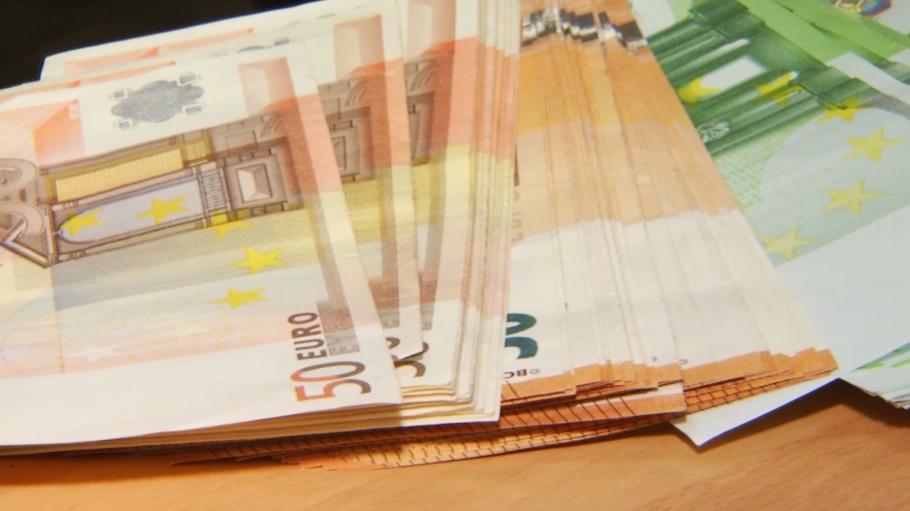 Ce rată plăteşte acum un român cu un credit de 100.000 de euro, după ce BCE a majorat dobânda cheie: "E rău" Ce rată plăteşte acum un român cu un credit de 100.000 de euro, după ce BCE a majorat dobânda cheie: "E rău"