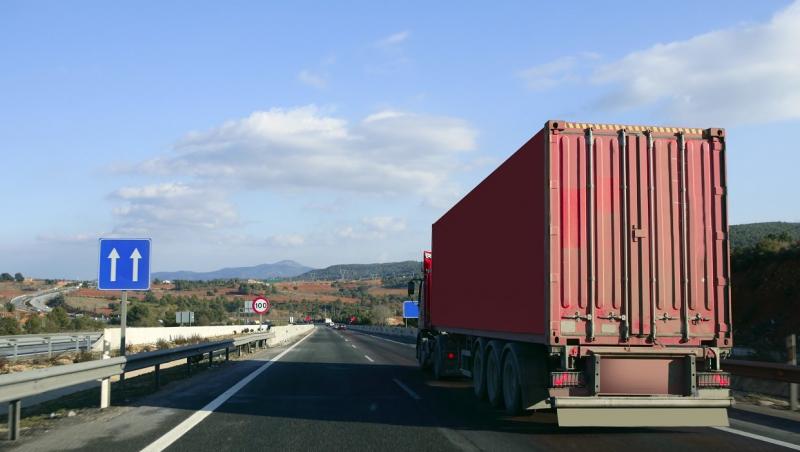 Un șofer român de TIR a sărit în fața unei mașini, pe o autostradă din Italia. Două întâmplări teribile puteau să-l coste viața