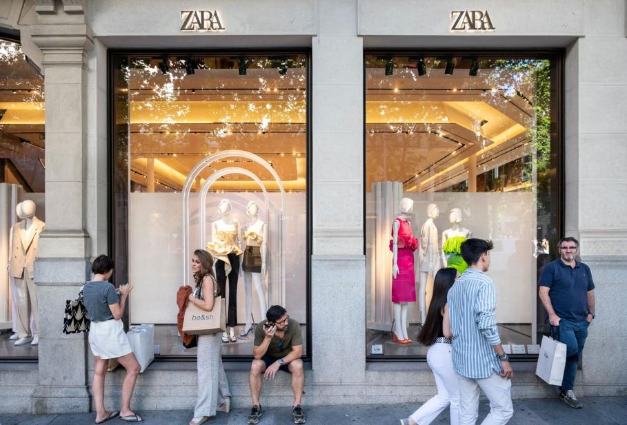 Zara îi va taxa pe clienţii care returnează produsele comandate online, în Spania Zara îi va taxa pe clienţii care returnează produsele comandate online, în Spania