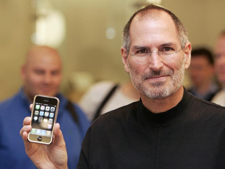 Modelul de iPhone care se vinde cu 50.000 de dolari la licitaţie Modelul de iPhone care se vinde cu 50.000 de dolari la licitaţie