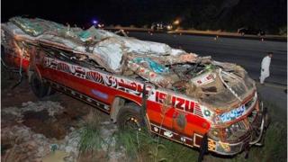 Cel puțin 14 morți și 63 de răniți, după ce un autobuz s-a răsturnat pe o autostradă din Pakistan. Printre victime se află și copii