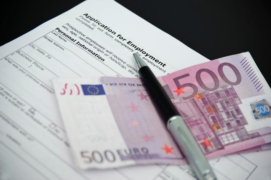 Ţara europeană care trece de la salariul minim lunar, la cel pe oră. Cum funcţionează sistemul şi de ce ajută în lupta contra inflaţiei Ţara europeană care trece de la salariul minim lunar, la cel pe oră. Cum funcţionează sistemul şi de ce ajută în lupta contra inflaţiei