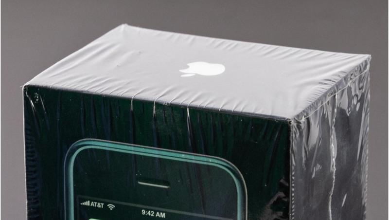 Telefonul iPhone care s-a vândut cu 63.000 de dolari la o licitație, în SUA. Proprietara nu l-a scos niciodată din cutie