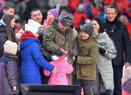 Spectacol grotesc la Moscova. Pe scena stadionului Lujniki au fost aduși copii din Mariupol, "salvați" de un soldat rus, în timp ce Putin era aplaudat ca un erou