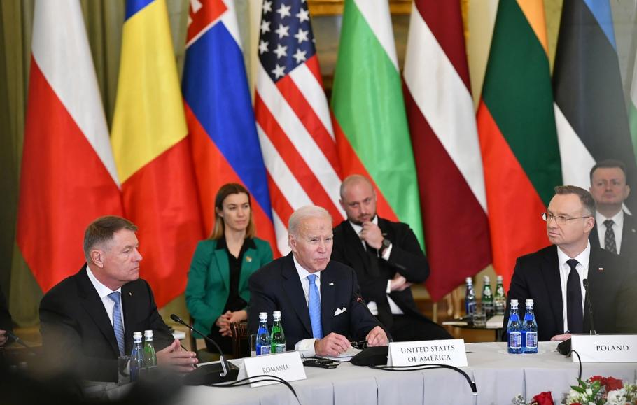 Klaus Iohannis, președintele României (stânga), Joe Biden, președintele SUA (centru) și Andrzej Duda, președintele Poloniei (dreapta) la summitul de la Varșovia Klaus Iohannis, președintele României (stânga), Joe Biden, președintele SUA (centru) și Andrzej Duda, președintele Poloniei (dreapta) la summitul de la Varșovia