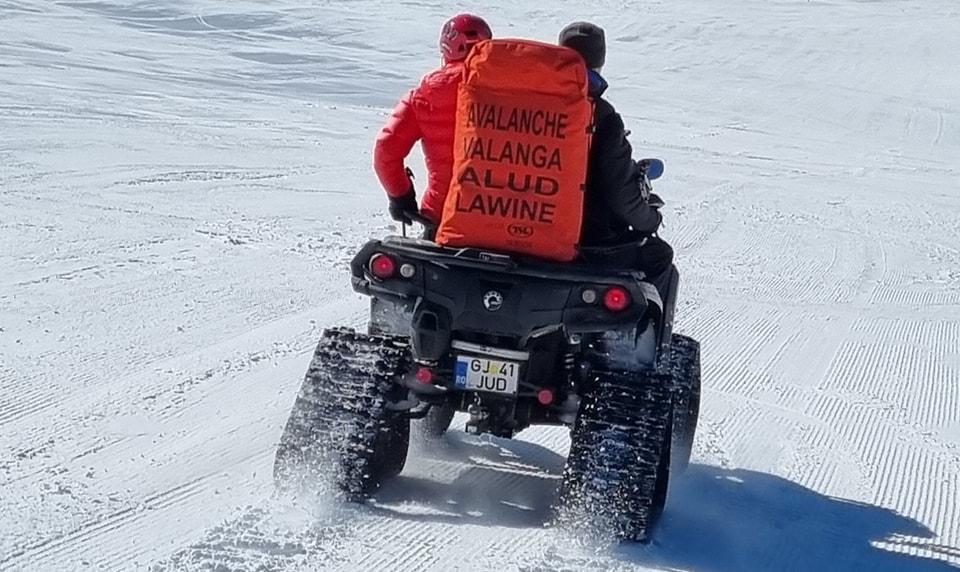 Trei turişti străini prinşi de o avalanșă în Vârful Prislop. O persoană a murit