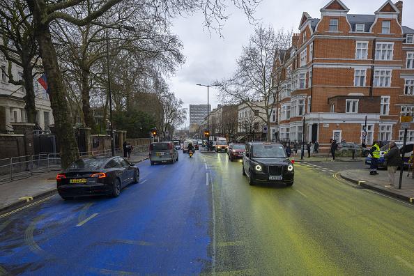 Un an de război în Ucraina. Palatul Victoria, iluminat în culorile drapelului ucrainean. MAE arborează drapelul ucrainean