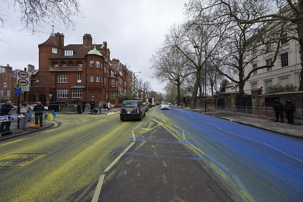 Un an de război în Ucraina. Palatul Victoria, iluminat în culorile drapelului ucrainean. MAE arborează drapelul ucrainean