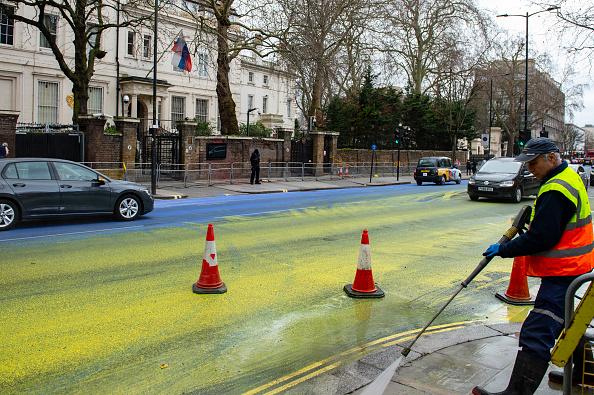 Un an de război în Ucraina. Palatul Victoria, iluminat în culorile drapelului ucrainean. MAE arborează drapelul ucrainean