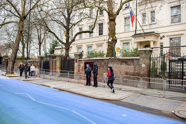 Un an de război în Ucraina. Palatul Victoria, iluminat în culorile drapelului ucrainean. MAE arborează drapelul ucrainean