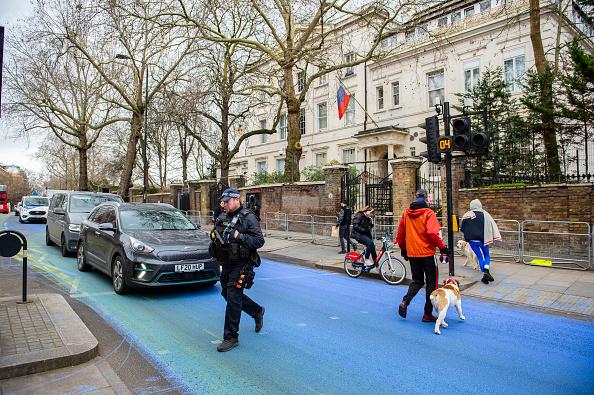 Un an de război în Ucraina. Palatul Victoria, iluminat în culorile drapelului ucrainean. MAE arborează drapelul ucrainean