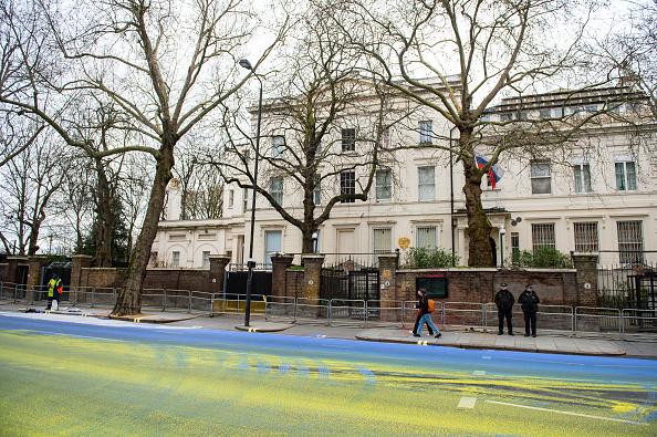 Un an de război în Ucraina. Palatul Victoria, iluminat în culorile drapelului ucrainean. MAE arborează drapelul ucrainean