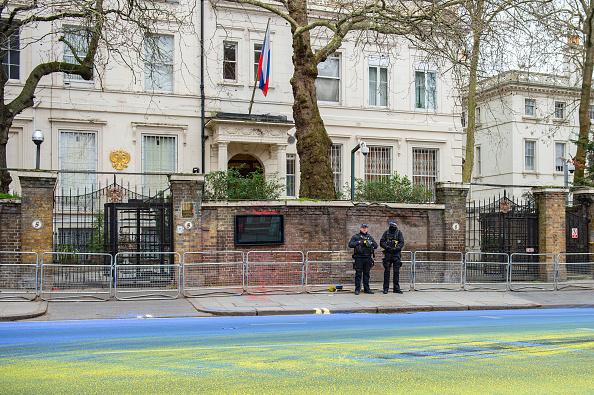 Un an de război în Ucraina. Palatul Victoria, iluminat în culorile drapelului ucrainean. MAE arborează drapelul ucrainean