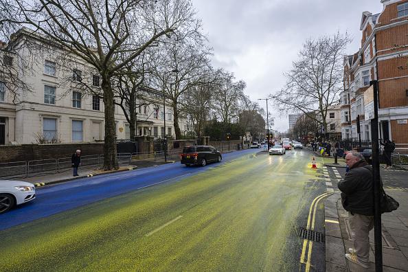Un an de război în Ucraina. Palatul Victoria, iluminat în culorile drapelului ucrainean. MAE arborează drapelul ucrainean