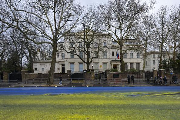 Un an de război în Ucraina. Palatul Victoria, iluminat în culorile drapelului ucrainean. MAE arborează drapelul ucrainean