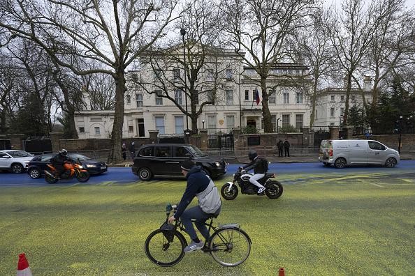 Un an de război în Ucraina. Palatul Victoria, iluminat în culorile drapelului ucrainean. MAE arborează drapelul ucrainean
